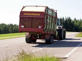 Im Stra�enverkehr muss auf M�hdrescher & Co R�cksicht genommen werden.&copy; www.landpixel.de