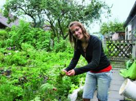 Beeren pfl�cken und Beete pflegen - auch die Gartenarbeit geh�rte zu Sarahs Aufgaben.