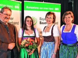 Ehrung beim Landfrauentag: Der neuen (2. v. l.) Hauswirtschaftsmeisterin Elisabeth Robeller gratulierten (v. l.) M�nchens OB Christian Ude, Kreisb�uerin Gabi Waldleitner und deren Stellvertreterin Annemarie Schlammerl zur bestandenen Pr�fung. &copy; Foto: Kiener