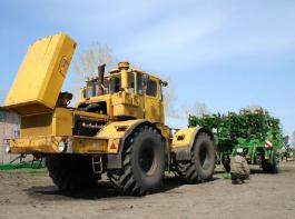 In Ru�land ein h�ufig anzutreffendes Bild: Alte Traktoren aus sowjetischer Produktion in Verbindung mit modernen Anbauger�ten westeurop�ischer Hersteller. &copy; Foto: Mumme