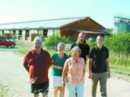 
Stolz auf die Photovoltaikanlage (.v.l.): Gustav und Annegret Renneberg mit Tochter Annalena, Mitgesellschafter Ralf Raddatz und Alexander M�ller vom Bankhaus Seeliger. Foto: Gantz