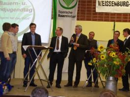 Diskussionsrunde mit der Landjugend: (v. l.) Sandra Foister (KLJB), Andreas Renger (ELJ, Schweinehalter Andreas Forster, Gerd Sonnleitner, stellvertretender Kreisobmann Arthur Auernhammer, Michael Seibold (ASA) ssowie die Jungz�chter Matthias Rottler und Gerd Obern�der. 