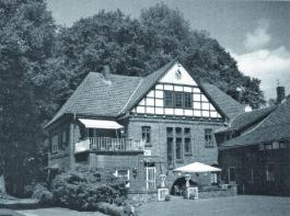 Der Meyerhof zu Hage: Hier eine Hofansicht aus dem Jahr 2010. Die gro�en Blei- glasfenster neben dem Eingang ziehen die Blicke auf sich. Foto: Siebert-Meyer zu Hage 