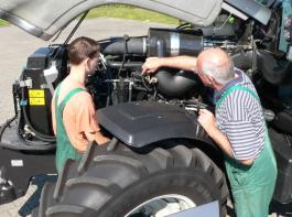 Der Beruf des Mechanikers ist f�r technikbegeisterte Jugendliche besonders attraktiv.&copy; LandBauTechnik Bundesverband e.V  