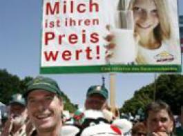 Bauern riegeln Ministerkonferenz ab - 200.000 Liter Milch in der Bretagne vernichtet