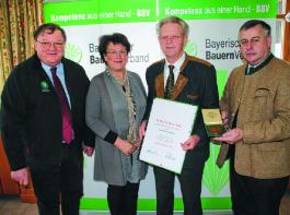 BBV-Ehrenmedaille f�r ein Lebenswerk: (v. r.) BBV Bezirkspr�sident Walter Heidl, Hans Parhofer, Kreisb�uerin Centa Stadler und Kreisobmann Ludwig Danner. &copy; Foto: BBV