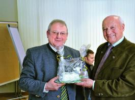 Jakob H�lzl (l.), Vorsitzender der Bayern MeG, �berreichte an Helmut Kutter die Bayern-MeG-Butterdose. &copy; Foto: R. K�niger