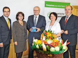 Dank und Gl�ckw�nsche zum 20-j�hrigen Jubil�um als mittelfr�nkischer BBV-Bezirkspr�sident: Rudolf F�hnlein, Marlene Mortler, J�rgen Str�bel, Renate Str�bel und Ernst Kettemann (v. l.).&copy; Arnold 