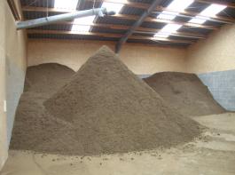 Bis zur Weiterverwendung wird der getrocknete G�rrest unter Dach gelagert.&copy; Dorset