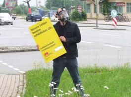 Teilnehmer der Lockpfosten-Aktion an einer belebten Stra�enkreuzung.