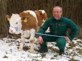 Klaus Wanner mit seinem Rekord-Kalb. � RZV Franken