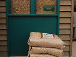 Holzpellets vor einem Hackschnitzel-Bunker &copy; landpixel