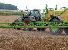 Anwohner aus Mecklenburg-Vorpommern klagten �ber Atembeschwerden und Benommenheit und f�hrten dies auf die Anwendung von Pflanzenschutzmittel zur�ck. &copy; landpixel.de