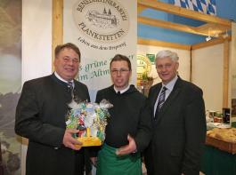 v.l. Minister, Frater Andreas, Josef Wetzstein - Vorsitzender der Landesvereinigung f�r den �kologischen Landbau in Bayern&copy; StMELF