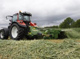 Das EasyCut R320 CV m�ht auf 3,14 m Breite. Stahlzinken bereiten das gem�hte Gras auf. Die Breitverteilhaube ist Serie. &copy; Foto: G�ggerle