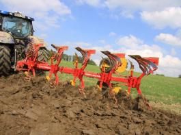 Den Servo 45 S Plus von P�ttinger gibt es gegen Aufpreis mit einem hydraulischen Zugkraftverst�rker. &copy; Foto: Mumme