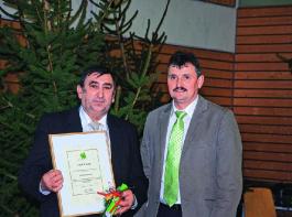 F�r seinen langj�hrigen Einsatz f�r den Wald ehrte Vorsitzender Herbert Hechtel Konrad Hauenstein (l.), der vor 30 Jahren die Untergruppe Dietenhofen gr�ndete und nun die Gesch�fte der FBG-Holzhandel leitet. 
