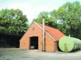 
Die Fermenter der Biogasanlage von Bernhard Johanning werden von einem Hackschnitzelheizwerk aus, das in einem alten Kartoffellager installiert wurde, mit W�rme versorgt.