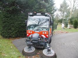 Hako-Citymaster 2000, die Profi-Reinigungsmaschine mit getrennt schwenkbaren Tellerbesen.
