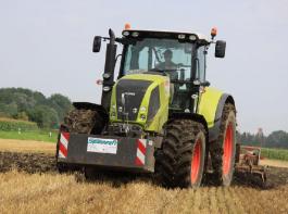 Der Axion 820 CMatic von Claas ist ein komfortabler, zugstarker Schlepper mit stufenlosem Getriebe. Beim Verbrauch positioniert er sich im Mittelfeld. Foto: Mumme 