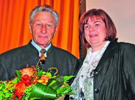 Siegfried Zenk aus Sche�litz hat 40 Jahre als VLE-Vorstandsmitglied aktiv mitgestaltet. Daf�r wurde er von der Vorsitzenden Kathrin Riedel ausgezeichnet. &copy; Fuchs