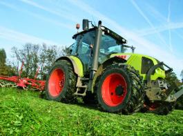 Der Arion 430 CIS hat maximal 125 PS. Das 16/16-Getriebe mit vier Lastschaltstufen schaltet ohne Kupplung.Foto: Feuerborn
