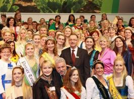 Der Pr�sident des Deutschen Bauernverbandes, Gerd Sonnleitner und der Gesch�ftsf�hrer der F�rdergemeinschaft Nachhaltige Landwirtschaft (FNL), Dr. Gibfried Schenk umringt von den 