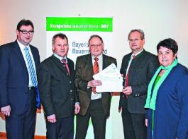 Die Unterschriften zum Stopp des Fl�chenverbrauchs �bergaben an (2. v. r.) Hans M�ller (v. l.) Landrat Martin Bayerstorfer, BBV-Gesch�ftsf�hrer Gerhard Stock, Johann Schwimmer und die stellvertretende Kreisb�uerin Irmgard Kirmair. &copy; Foto: Gebendorfer