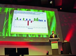 Plus und Minus im Fokus: Nikolaus Bormann von der GrossBetriebsBeratung sprach �ber Strategien, die Biogasproduktion �konomisch zu optimieren (Bild: Rouven Zietz)