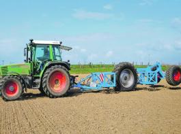 Belastungswagen mit dem mittig montierten Schlepperhinterrad und Abdruckbilder: Der eingestellte Luftdruck betrug nach der Herstellertabelle (Michelin) f�r die Stra�enfahrt (30 km/h, Situation ohne Reifenluftdruckverstelleinrichtung) bei 2,6 t Last 0,6 bar und bei 4,6 t Last 1,6 bar.&copy; Wild