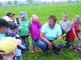 Lernen durch Erleben: Susanne Uhrbrook erm�glicht es jedem Kind, ganz nach seiner nat�rlichen Neugier, dem pers�nlichen Interesse und in einem kindgerechten Tempo das Leben auf dem Hof kennen zu lernen. 