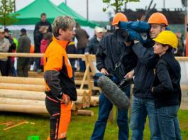 Der Deutsche Meister Gerhard Briechle im Siegerinterview. Er gewann neben der Gesamtwertung die Einzeltitel im Kettenwechsel und Kombinationsschnitt.
&copy; Stihl
