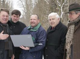 (v. l.) Minister Brunner, Hans Baur, Gesch�ftsf�hrer des Bayerischen Waldbesitzerverbands, Bernhard Hauck, Gesch�ftsf�hrer der NavLog GmbH, Sepp Spann, Pr�sident des Bayerischen Waldbesitzerverbands und Reinhardt Neft, Vorstand der Bayerischen Staatsforsten.
&copy; StmELF