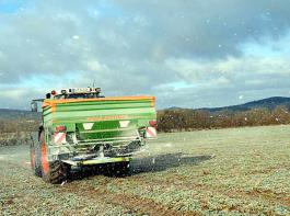 Landwirt beim Ausbringen von Minerald�nger&copy; M�hlhausen/landpixel