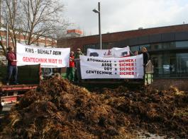 16 t Mist luden die Demonstranten am Freitag vor der KWS-Zentrale in Einbeck ab.&copy; B�ndnis KWS-Gentechnikfrei