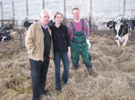 Vorstandsvorsitzender der SAG Sadisdorfer Agrar AG, Nikolaus Fl�mig
(l.), freut sich mit den Herdenmanagern der Milchviehanlage Hennersdorf Ulrike Berthold und Gerd M�ller �ber den Erfolg.&copy; B�hme