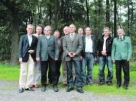 
Die Forstbetriebsgemeinschaften in Westniedersachsen gehen bei der Holzvermarktung neue Wege. Daf�r haben sich eingesetzt (v.l.): J�rgen Eberhard Niewedde, Joachim Kellermann von Schele, Johannes Meyer zum Alten Borgloh, Gerhard Thei�ing, Wilhelm Wigbers, Klaus Burke, Rudolf Alteheld, Heiner Lampe, Karl Storm und Ludwig Hackelberg. Foto: Bach