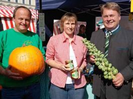 Bayerns Landwirtschaftsminister Helmut Brunner machte bei seinem Rundgang auf der Bauernmarktmeile einen Zwischenstopp bei Tanja Engl und Helmut Ettl aus Rattenberg (Ldk. Straubing-Bogen).&copy; STMELF Bayern