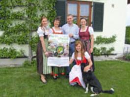 Auch die drei T�chter packen beim �Tag des offenen Hofes�  in Hattenhofen mit an: (v. l.) Franziska, Gabi, Thomas, Christine und Katharina Waldleitner. &copy; Privat