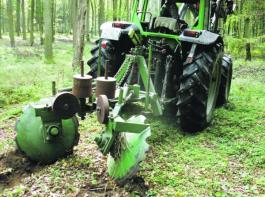 Ein spezieller Scheibenpflug sorgt daf�r, dass die Bucheckern direkt auf den Mineralboden gelangen.&copy; Otten
