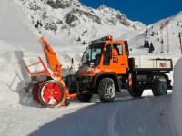 Mercedes_Unimog raumt.jpg 