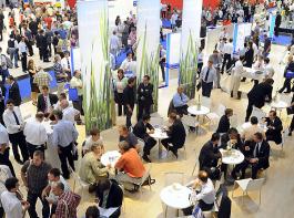 Gesch�ftliches Treiben auf der Messe&copy; Intersolar