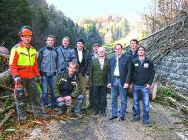 Bei einer spektakul�ren Holzf�llung demonstrierte der Vorarlberger Waldverband zusammen mit den f�nf beteiligten Waldbesitzern, dem Waldaufseher und dem F�rster seine Leistungsf�higkeit. 