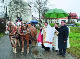 Pferde und Reiter erhielten von Pfarrer M�ller den kirchlichen Segen. &copy; Foto: Gebendorfer