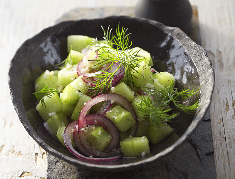 Gurkensalat mit roten Zwiebeln