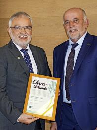 Hohe Anerkennung und Auszeichnung vom BLHV: Hermann Witter (links) wurde von Prsident Werner Rpple bei der Feier in Bad Herrenalb mit dem Grnen Band in Gold des BLHV geehrt.