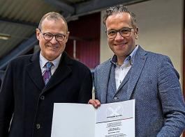 Markus Ell (re.) wurde von Verbandspräsident Roman Glaser mit der Silbernen Ehrennadel des Baden-Württembergischen Genossenschaftsverbandes gewürdigt.
