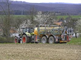 Ausbringtechnik modernisiert: Der Deutsche Bauernverband teilt in seinem „Faktencheck” mit, dass die breite Verteilung von Glle zwischen 2010 und 2015 von fast 70 Prozent auf 55 Prozent zurckging.