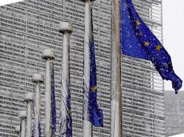 Die Fahnen vor dem Gebude der EU-Kommission in Brssel prsentierten sich am Montag  angesichts des Schmuddelwetters 
eher klglich. Die Agrarreform-Vorschlge der Kommission fanden ein unterschiedliches Echo bei den einzelnen Mitgliedstaaten.