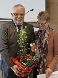 Vizeprsidentin Luise Blattmann  wrdigte  Witters Engagement im Namen des Landfrauenverbandes Sdbaden und schenkte ihm zum Abschied eine Zierquitte fr den Garten.